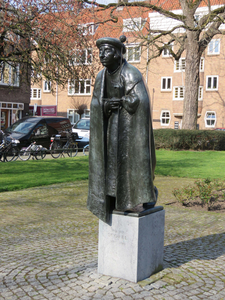 844021 Afbeelding van het bronzen beeldhouwwerk 'Jan van Scorel', van Herman Janzen uit 1988, in het plantsoen aan de ...